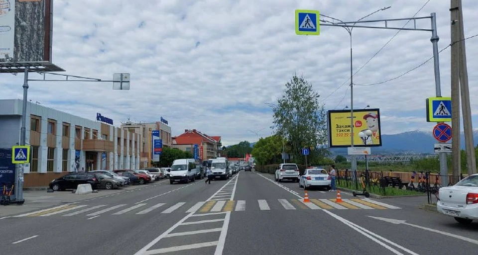 Девочка переезжала дорогу на электросамокате по "зебре" Фото: ОГИБДД Сочи