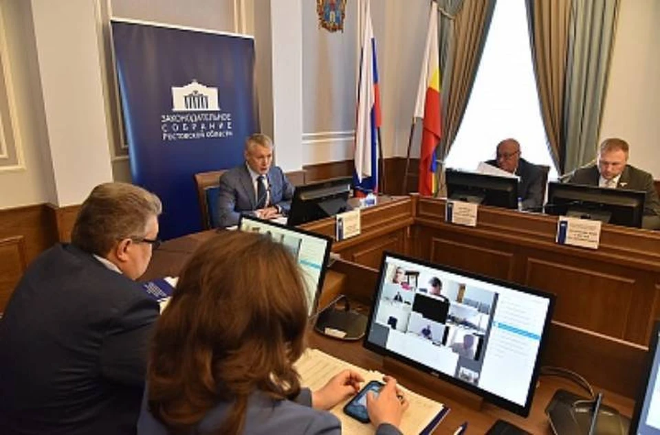 За круглым столом депутаты донского парламента обсудили состояние дорог в регионе. Фото: пресс-служба ЗС РО