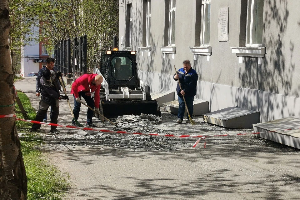 Пласт штукатурки рассыпался по дороге. Фото: vk.com/51jkh