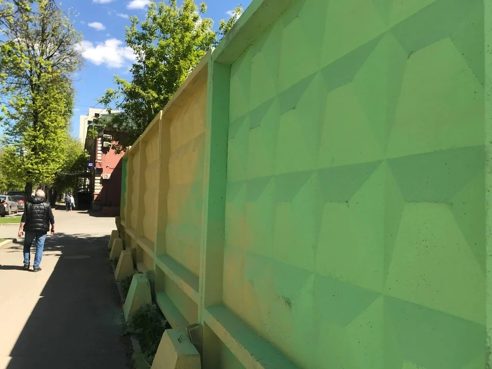 Художники уже начали наносить фон на забор. Фото: Пермь: оставляя след/ВКонтакте