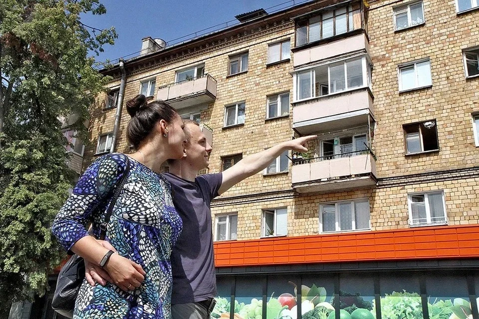 "А вот здесь, дорогая, мы сделаем большую ванную комнату с окном"!