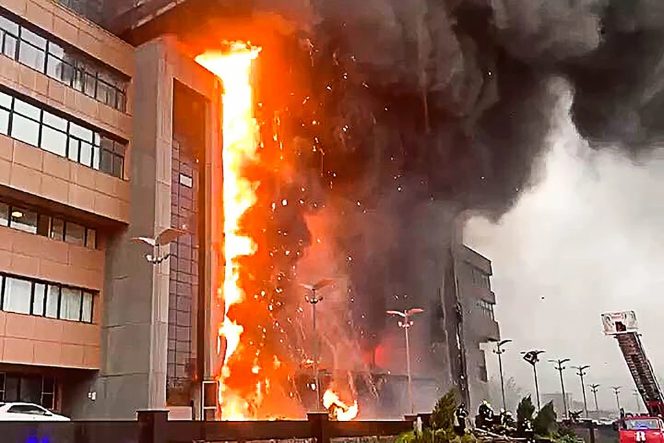 Очевидцы рассказали, что огонь по центру «Гранд Сетунь Плаза» распространялся стремительно. Фото: Алексей Санджиев/ТАСС