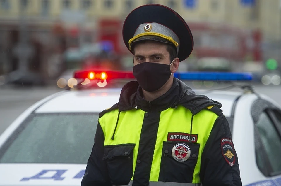Сотрудники ГИБДД установили, что за рулем такси был 23-летний молодой человек