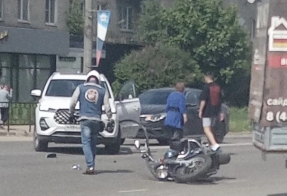 В Смоленске кроссовер сбил мотоциклиста. Фото: «Автоподмога_67» в соцсетях.