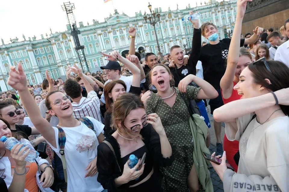Без билета на Дворцовую площадь во время фестиваля никак не попасть.