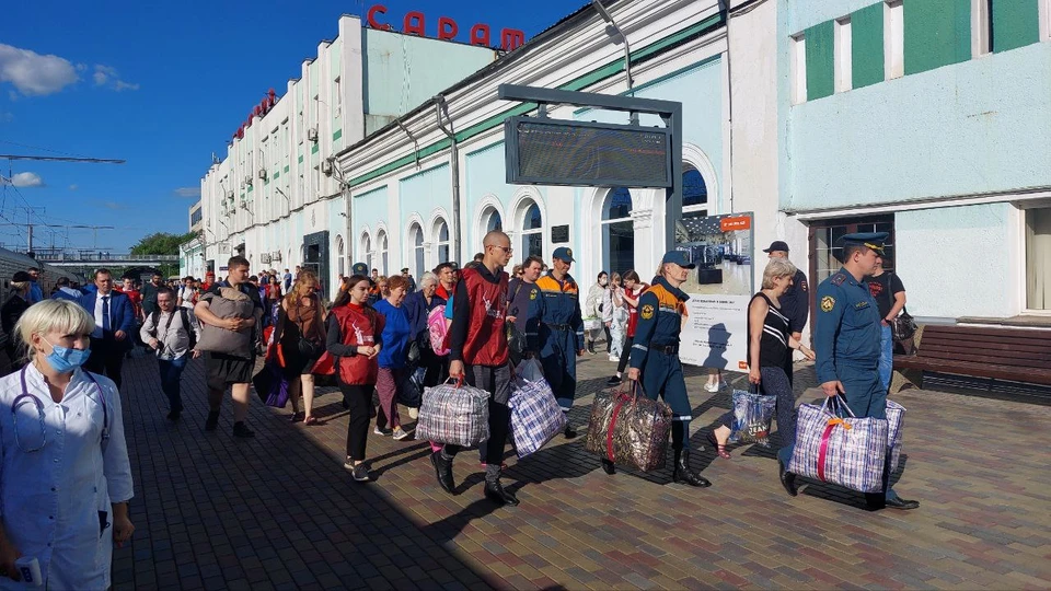 Переселенцы выходят на саратовском вокзале в новую жизнь