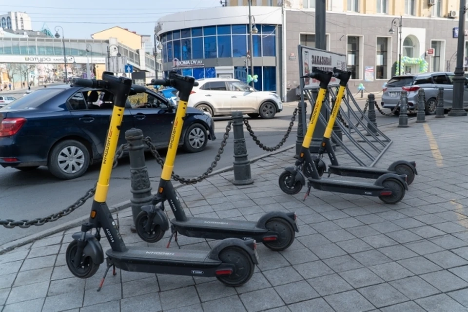 Электросамокаты стали популярным развлечением владивостокцев.