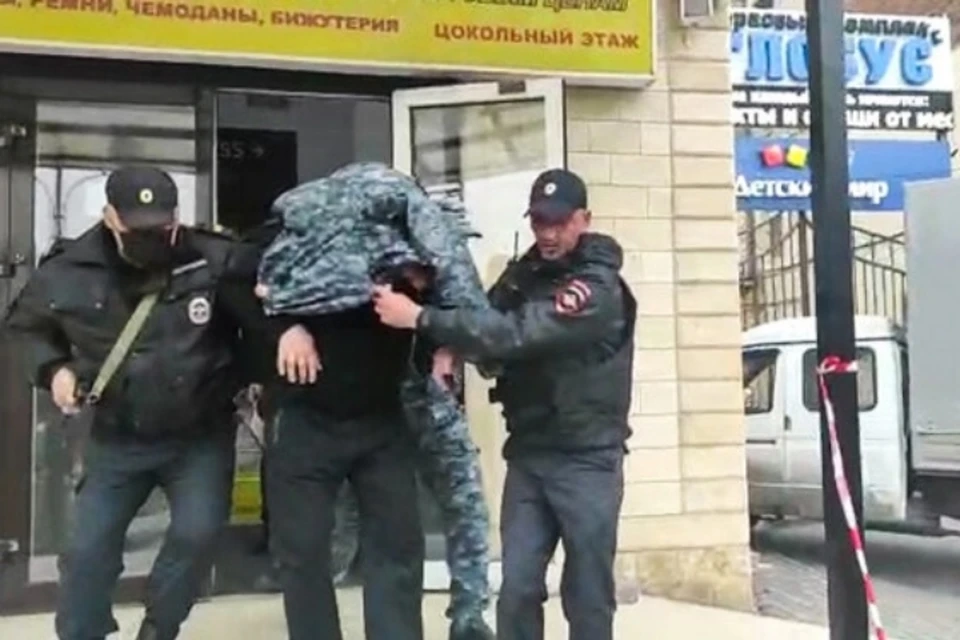 Мужчина удерживал людей больше часа, требуя разговора с руководством МВД