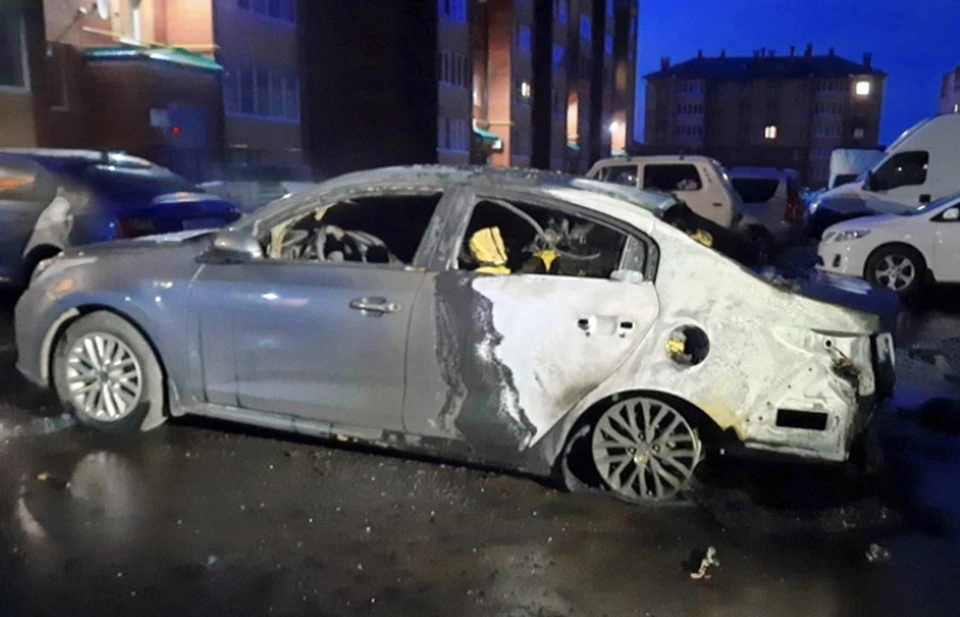Два автомобиля загорелись ночью в Вязьме. Фото: пресс-служба ГУ МЧС по Смоленской области.