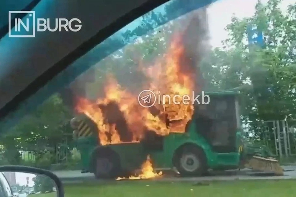 Пламя полностью охватило машину Фото: скриншот с видео