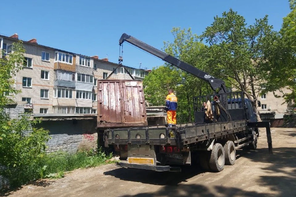 Работы ведут сотрудники дорожного предприятия «Содержание городских территорий». Фото: МБУ «Содержание городских территорий».