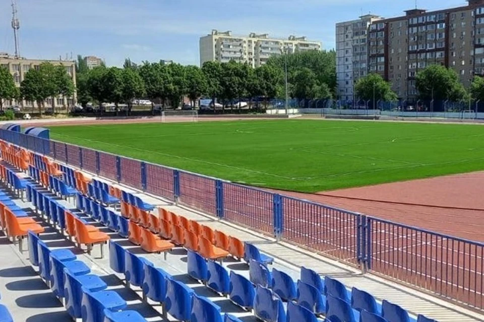 Специалисты уже заменили покрытие футбольного поля. Фото: страница сити-менеджера Алексея Логвиненко в VK