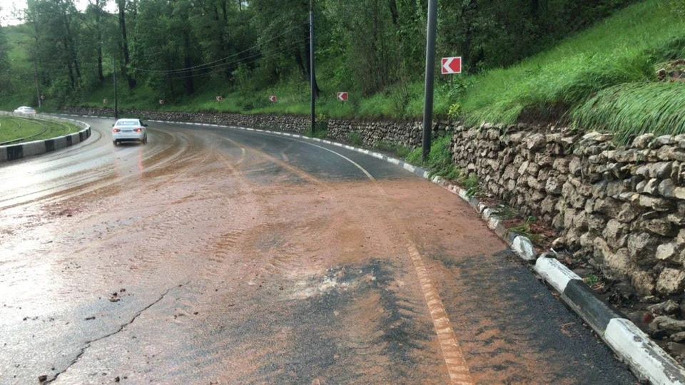 Ливневка на Окском съезде оказалась переполнена и вода стала стекать по склону.