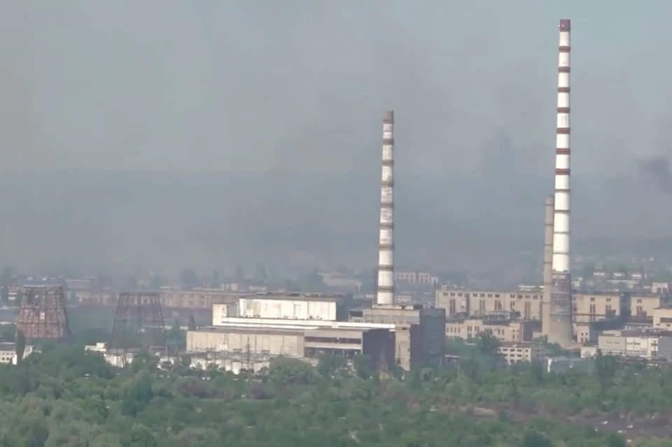 Сейчас количество украинских боевиков на заводе оценивается разными источниками в диапазоне от 300 до 500 человек