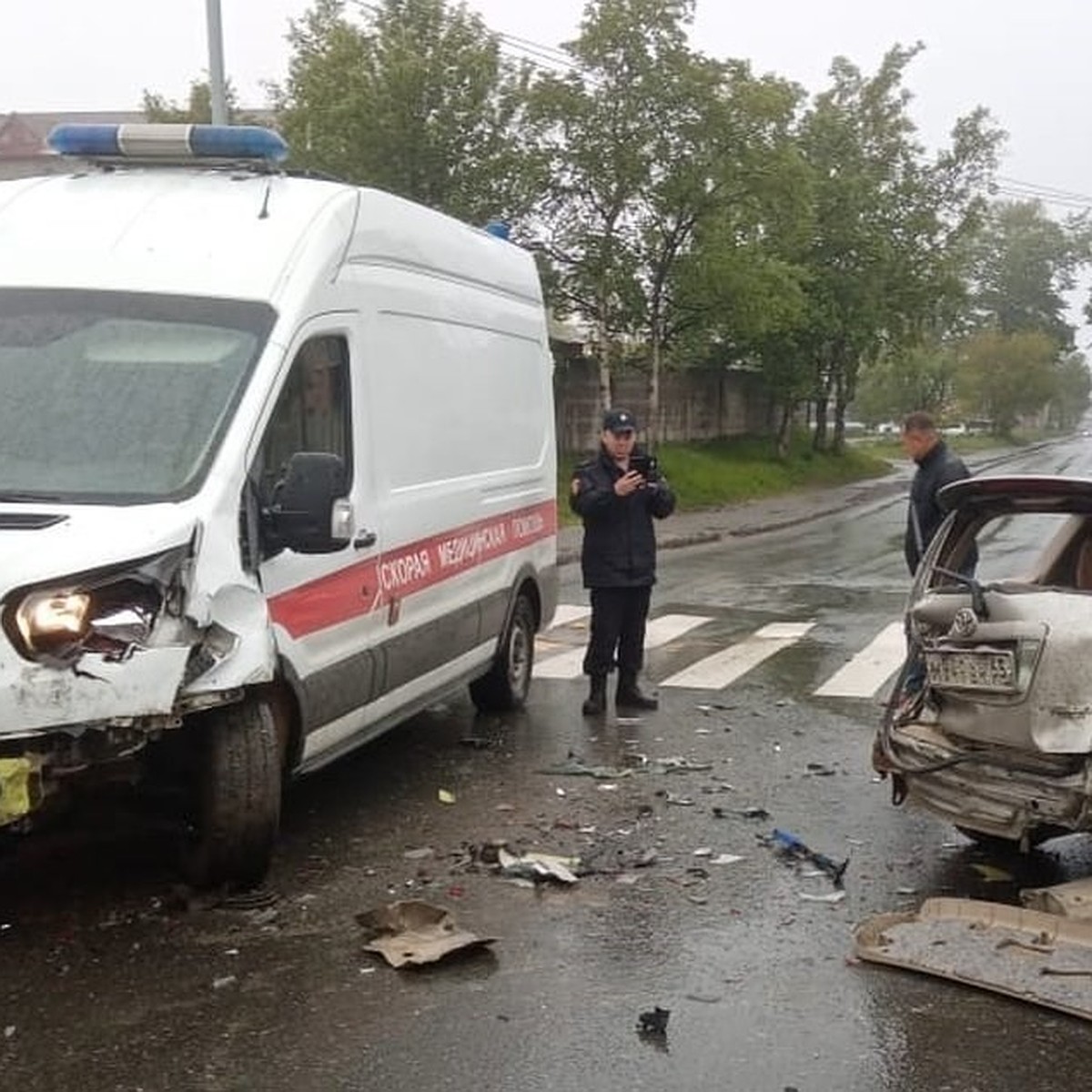 В Южно-Сахалинске столкнулись автомобили скорой помощи, Росгвардии и такси  - KP.RU