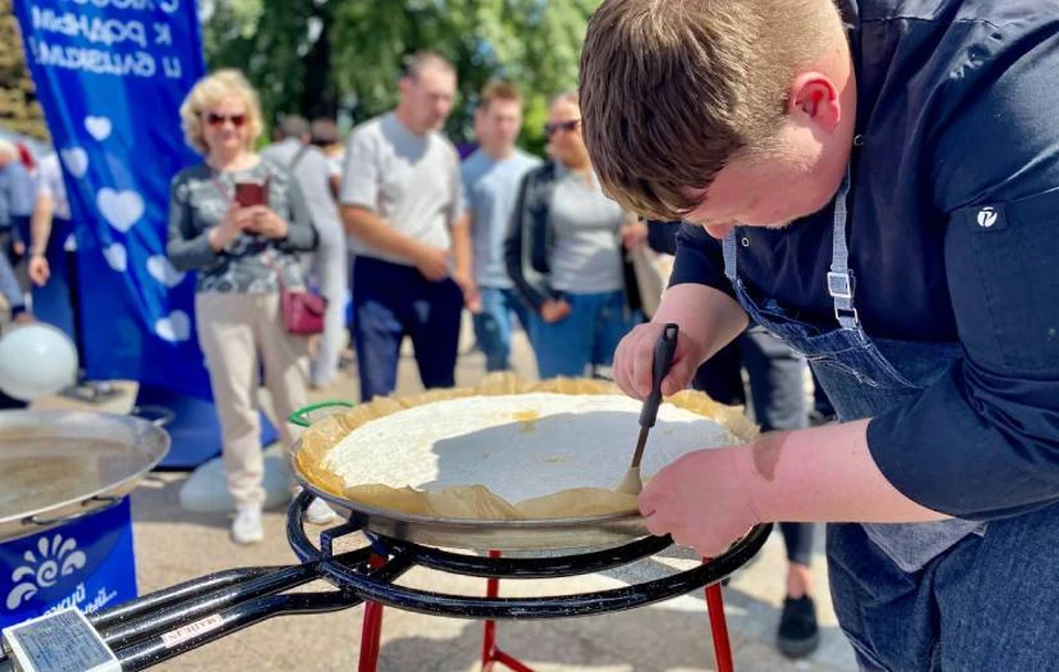 Творожное изделие, приготовленное в полевых условиях, разделили на маленькие кусочки и угостили ими горожан