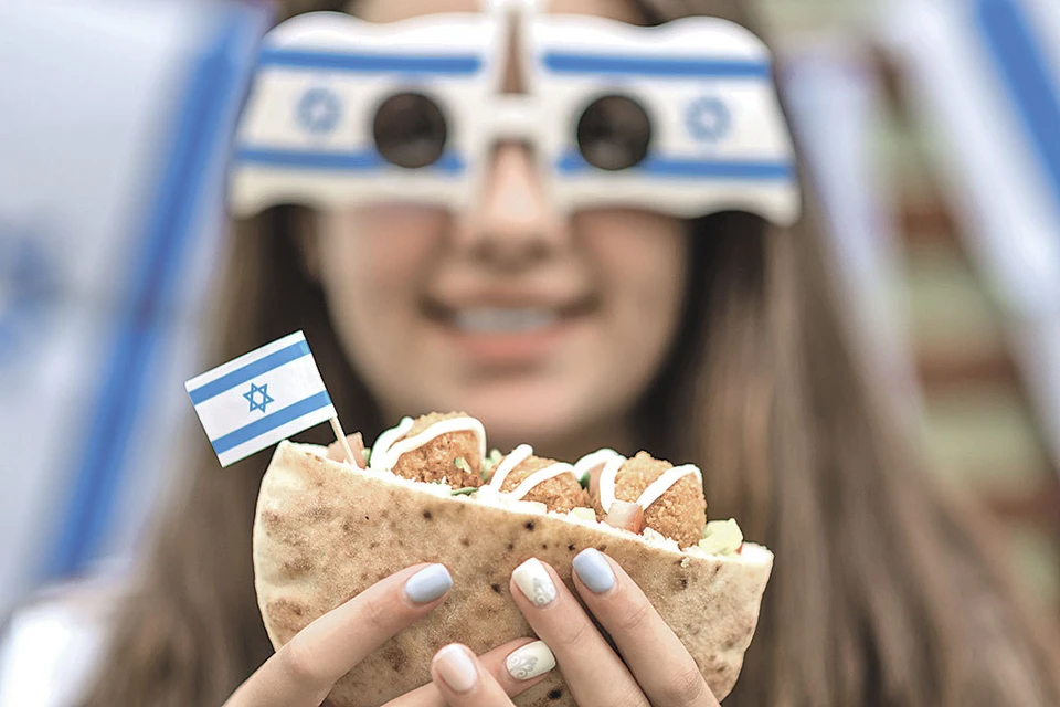 В День независимости Израиля даже в традиционную питу с фалафелью и салатом втыкают шпажку с флагом Земли обетованной - патриотизм здесь в буквальном смысле в крови.