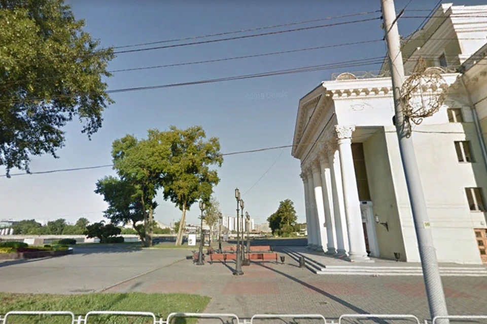 Челябинец погиб недалеко от концертного зала "Родина". Фото: Google.ru/maps