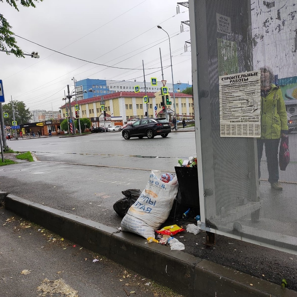 Такое чувство, что урны вообще перестали очищать»: тюменцы массово жалуются  на мусор на остановках - KP.RU