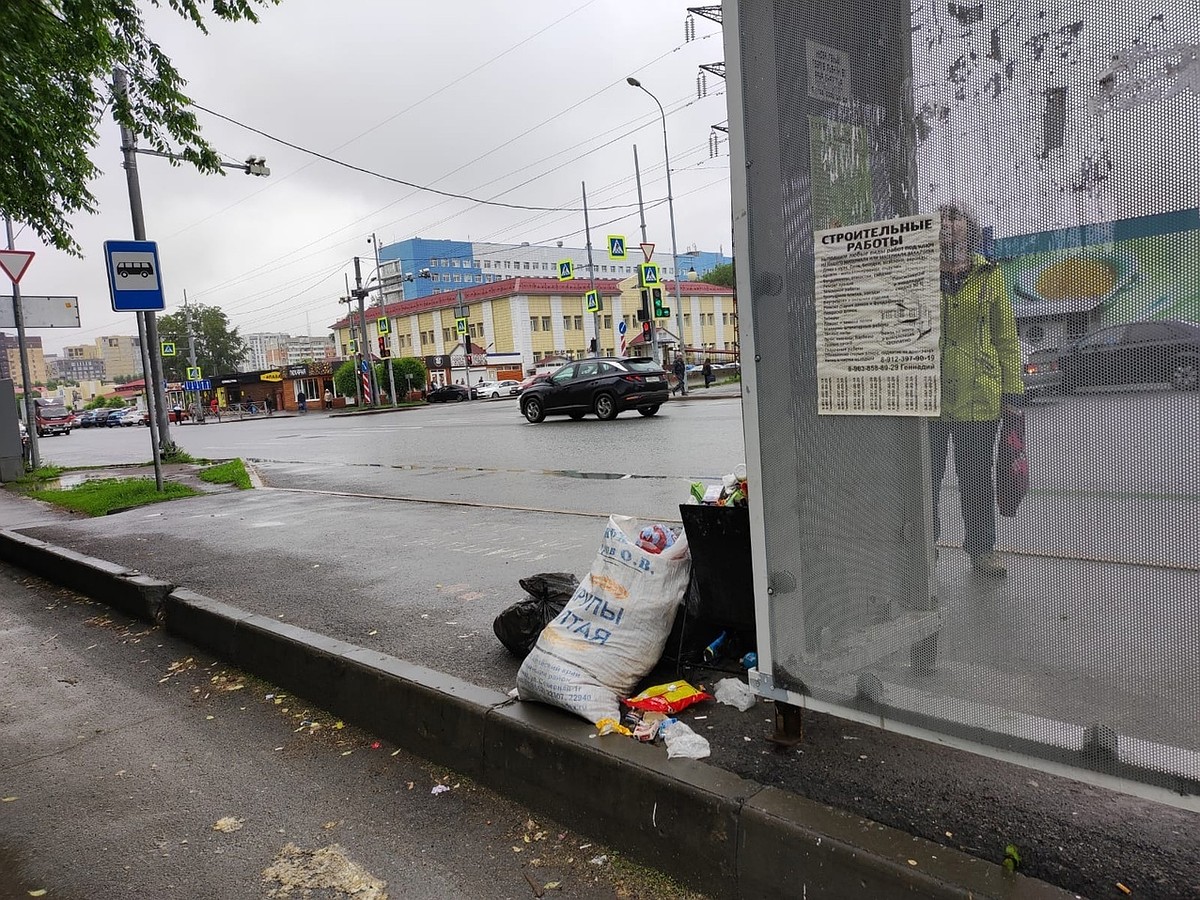 Такое чувство, что урны вообще перестали очищать»: тюменцы массово жалуются  на мусор на остановках - KP.RU