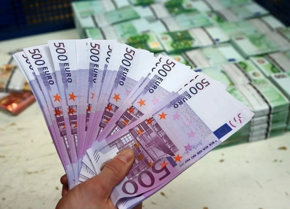 Курс евро опустился ниже 59 рублей впервые с 25 мая 2022