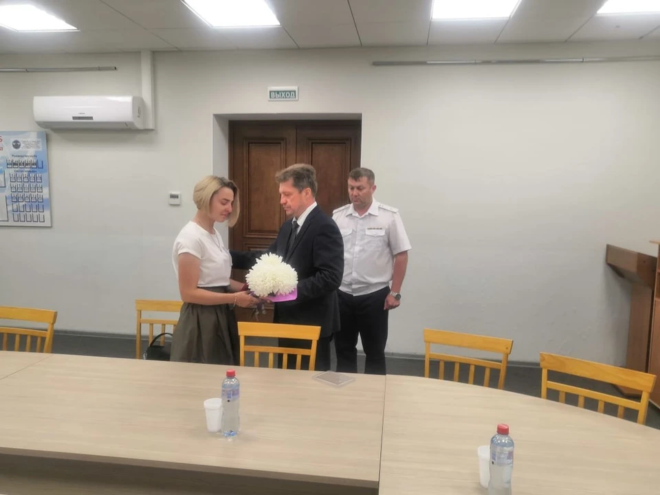 В Камышине жене погибшего на Украине контрактника вручили орден Мужества