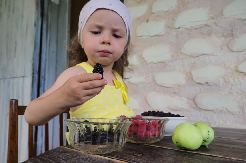 Тютина вкусна и полезна, но красит руки и лицо.