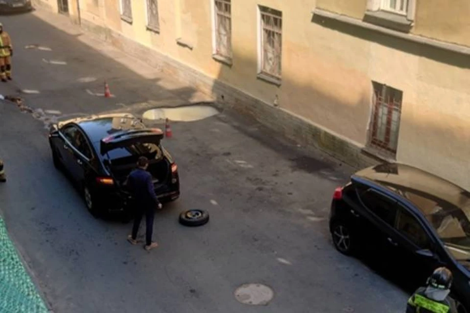 Машина провалилась в яму с кипятком в центре Петербурга
