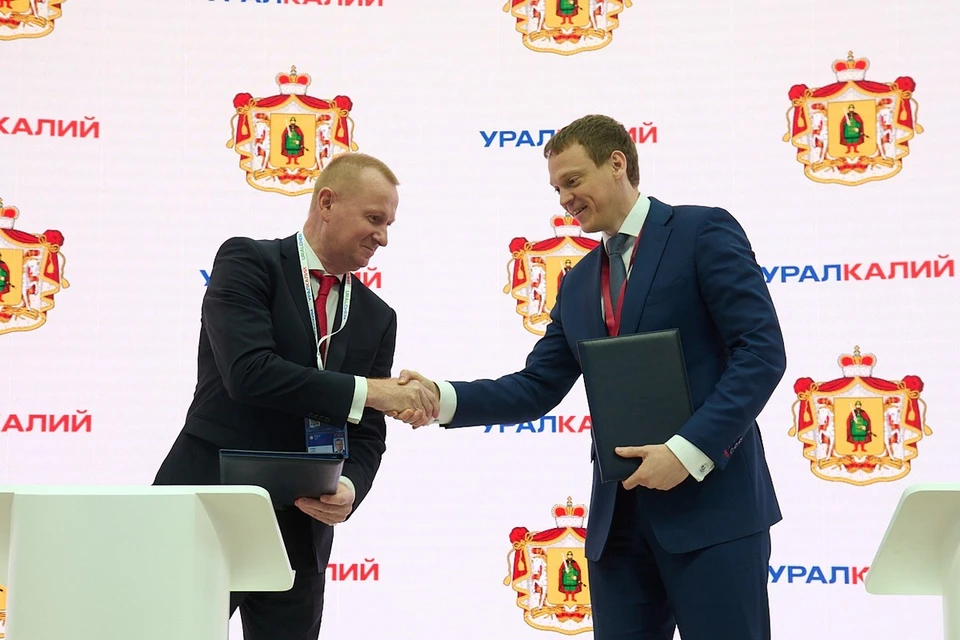 Павел Малков и генеральный директор ПАО «Уралкалий» Виталий Лаук поставили свои подписи в документе. Фото: пресс-служба правительства Рязанской области.