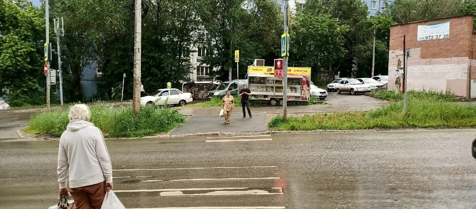 Легковой автомобиль перевернулся на бок.