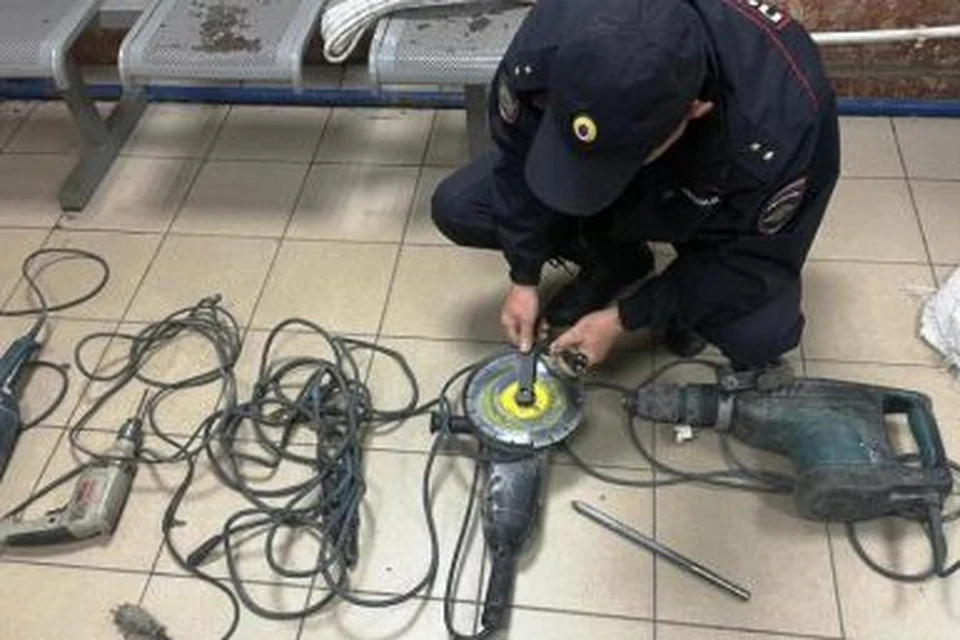 В кустах полицейские обнаружили электроинструменты.