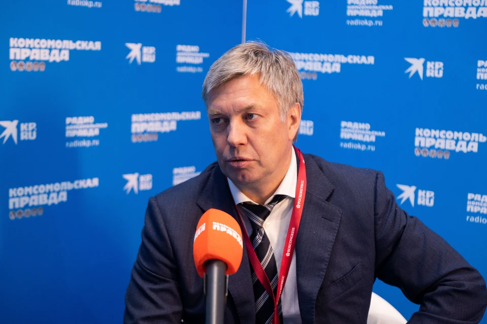 Алексей Русских дает интервью "Комсомолке" на ПМЭФ-2022