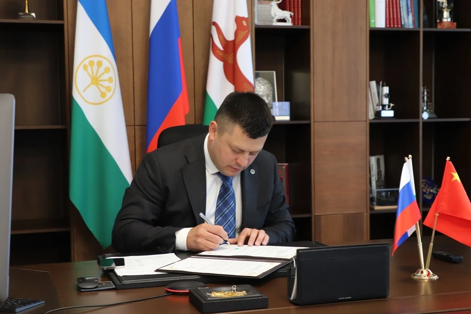 Мавлиев подписывает соглашение // фото: ufacity.info