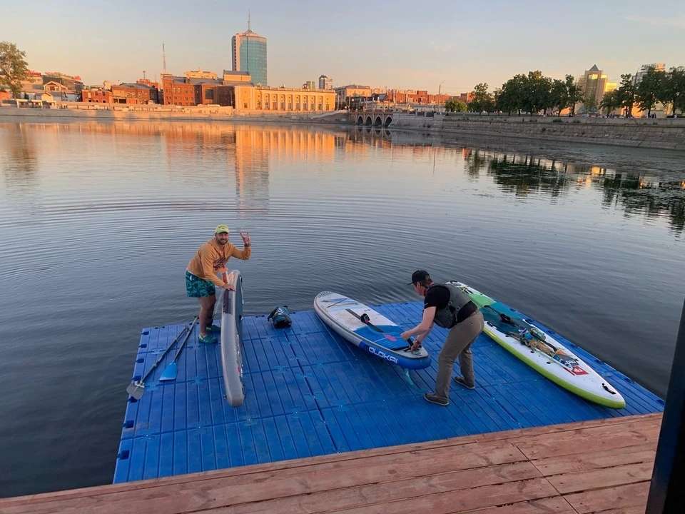 Для удобного спуска оборудовали понтон. Фото: Сапборд Челябинск | SUP BOARD URAL/vk.com