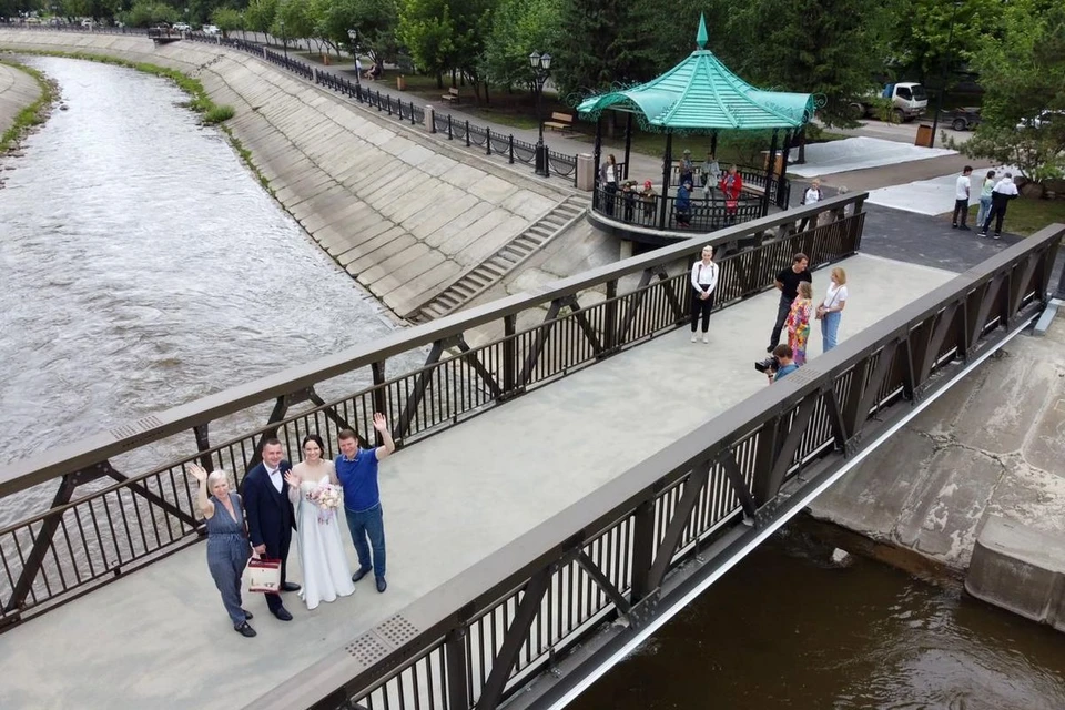 Красноярские молодожены запустили новый мост через Качу. Фото: телеграм-канал Сергея Еремина