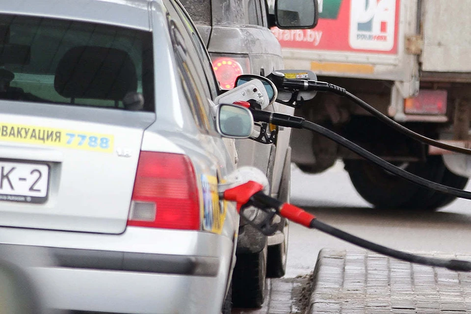 По словам эксперта, скорее всего в Беларуси пока невозможно предсказать верхнюю планку цен на бензин.