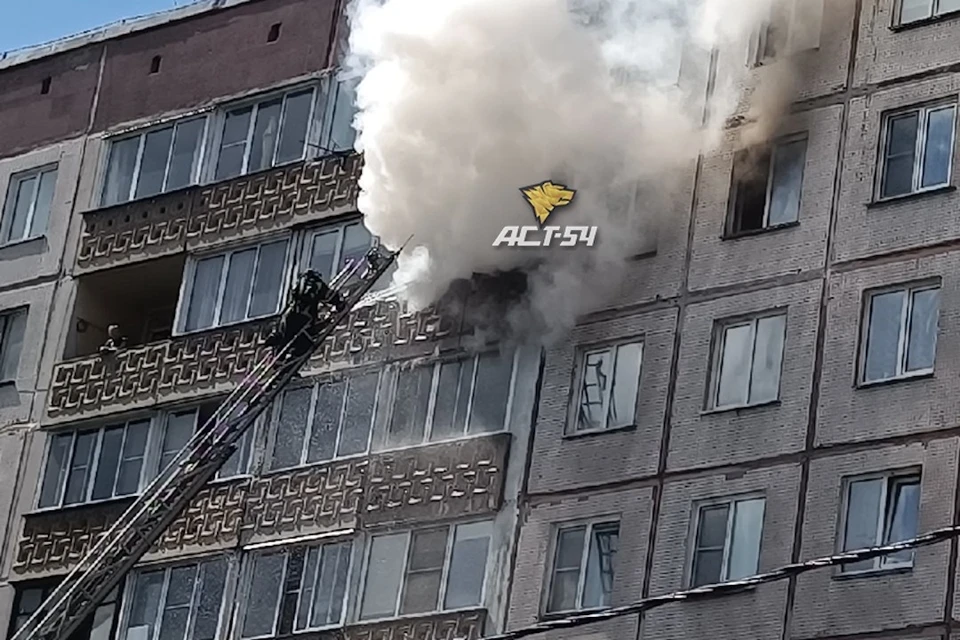 Выгорел балкон и комната. Фото: «АСТ-54»