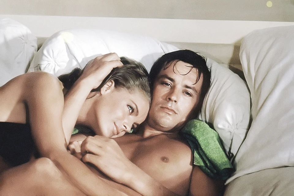 Роми Шнайдер была обручена с Делоном, а когда он ушел, пыталась покончить с собой. Тем не менее они потом не раз снимались вместе (на фото - кадр из фильма «Бассейн»). Режиссеры видели в них идеальную пару. Фото: Кадр из фильма «Бассейн», 1966 г.