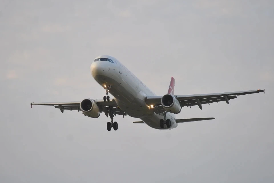 Два колеса левого шасси загорелись у самолета АН-24 во время посадки в Иркутске