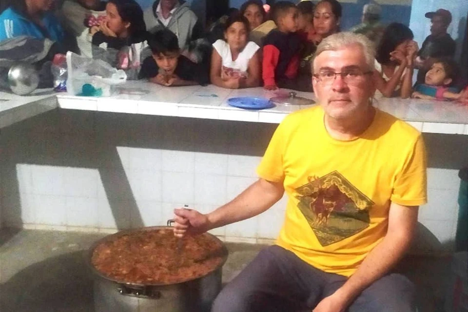 Павел Стабров сварил 60 литров борща в Венесуэле для местных жителей фото: t.me/tres_cafeteros
