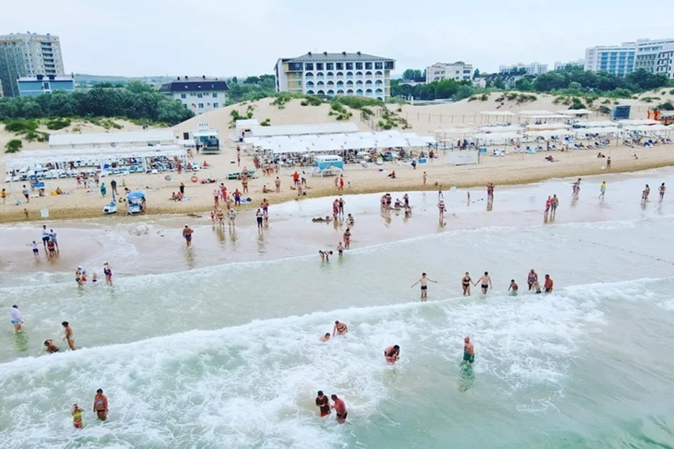 Анапа ураган. Краснодар пляж. Анапа море. Анапа пляж люди. Шторм на пляже.