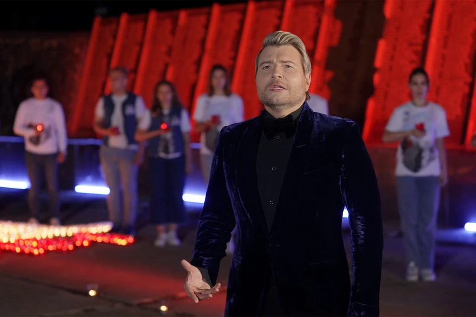 Николай Басков вместе с добровольцами из ДНР и России исполнил песню «Священная война»