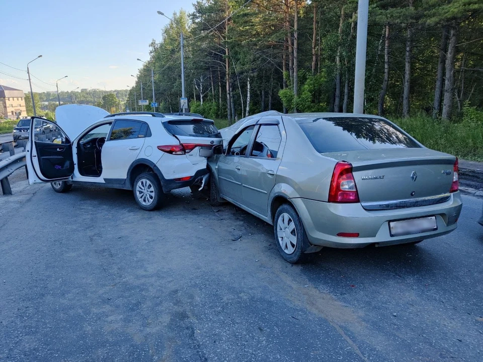 В Томске 22 июня в ДТП пострадали два ребенка (4 и 8 лет) и водитель автомобиля Kia Rio.
