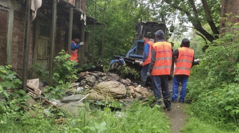 В Смоленске ликвидировали несанкционированную свалку на улице Исаковского. Фото: пресс-служба администрации города.