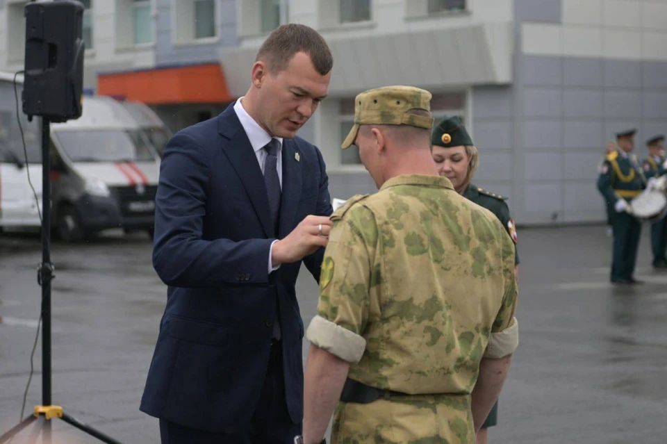 Губернатор Хабаровского края встретил росгвардейцев, вернувшихся с Донбасса. Фото: правительство Хабаровского края