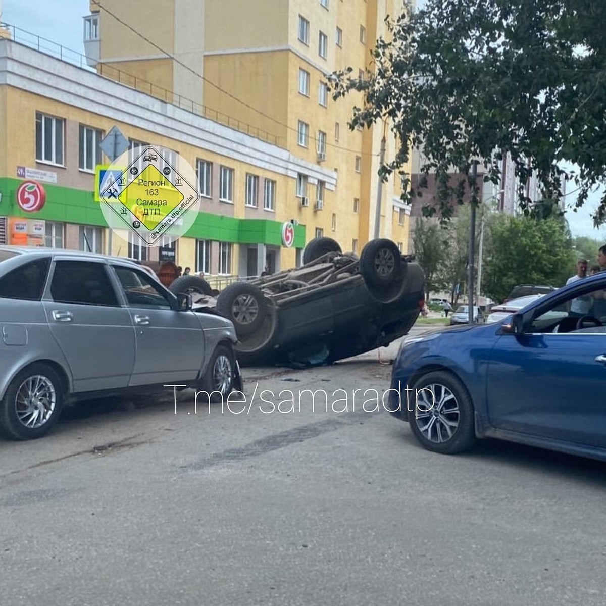 Автомобиль опрокинулся на крышу на пересечении улиц Нагорной и Ташкентской  в Самаре - KP.RU