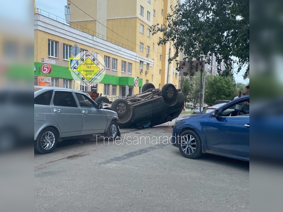 Автомобиль опрокинулся на крышу на пересечении улиц Нагорной и Ташкентской  в Самаре - KP.RU