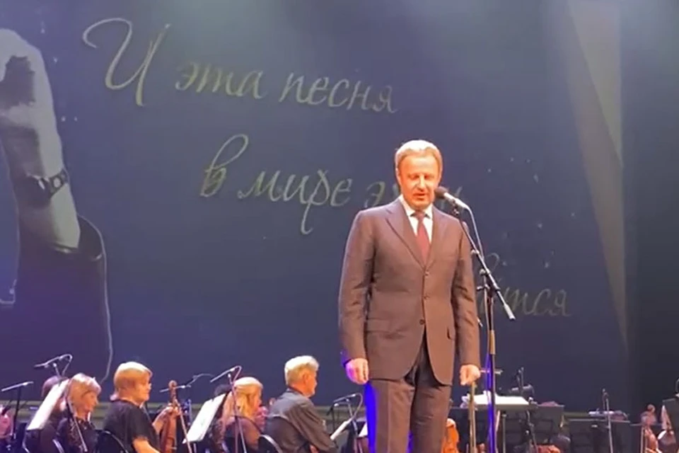 Глава региона на сцене театра драмы