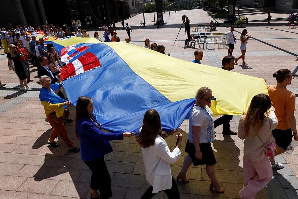 Украина получила вожделенный ею статус кандидата в члены Евросоюза. Зато, чтобы предоставить ей вместе с Молдавией такой статус, проголосовали все члены Евросоюза.