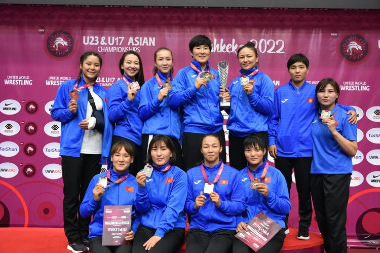 Кыргызстанки Айпери Медет кызы и Мээрим Жуманазарова стали чемпионками Азии по борьбе